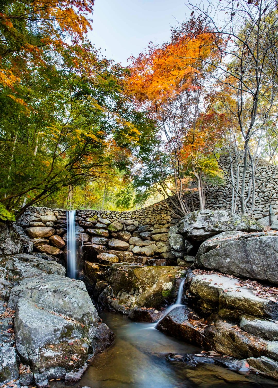 Photo by martin bennie a small waterfall in a rocky area